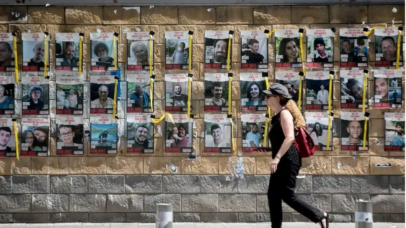 שלטי החטופים (צילום פלאש 90/ מרים אלסטר)