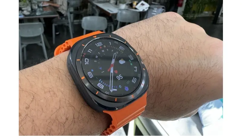 שעון ה-Galaxy Watch Ultra (צילום: יאן לנגרמן)