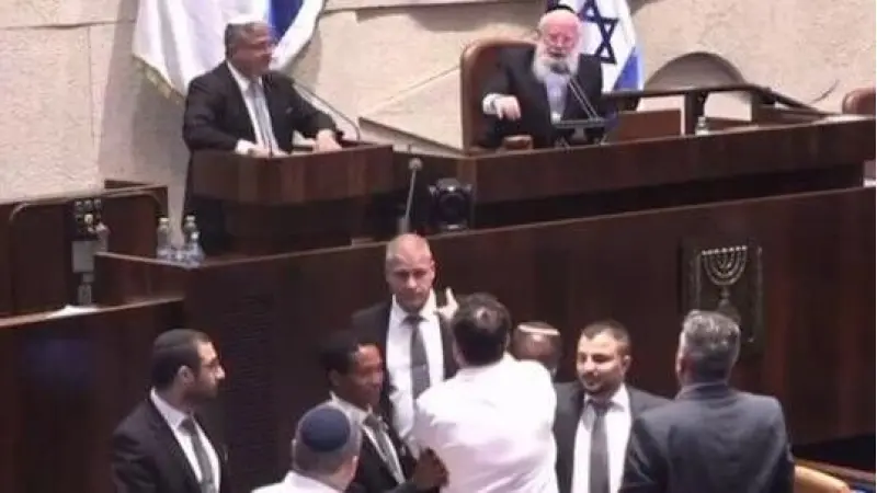 מהומת ענק במליאה, במהלך נאום בן גביר: צפו בתגרה